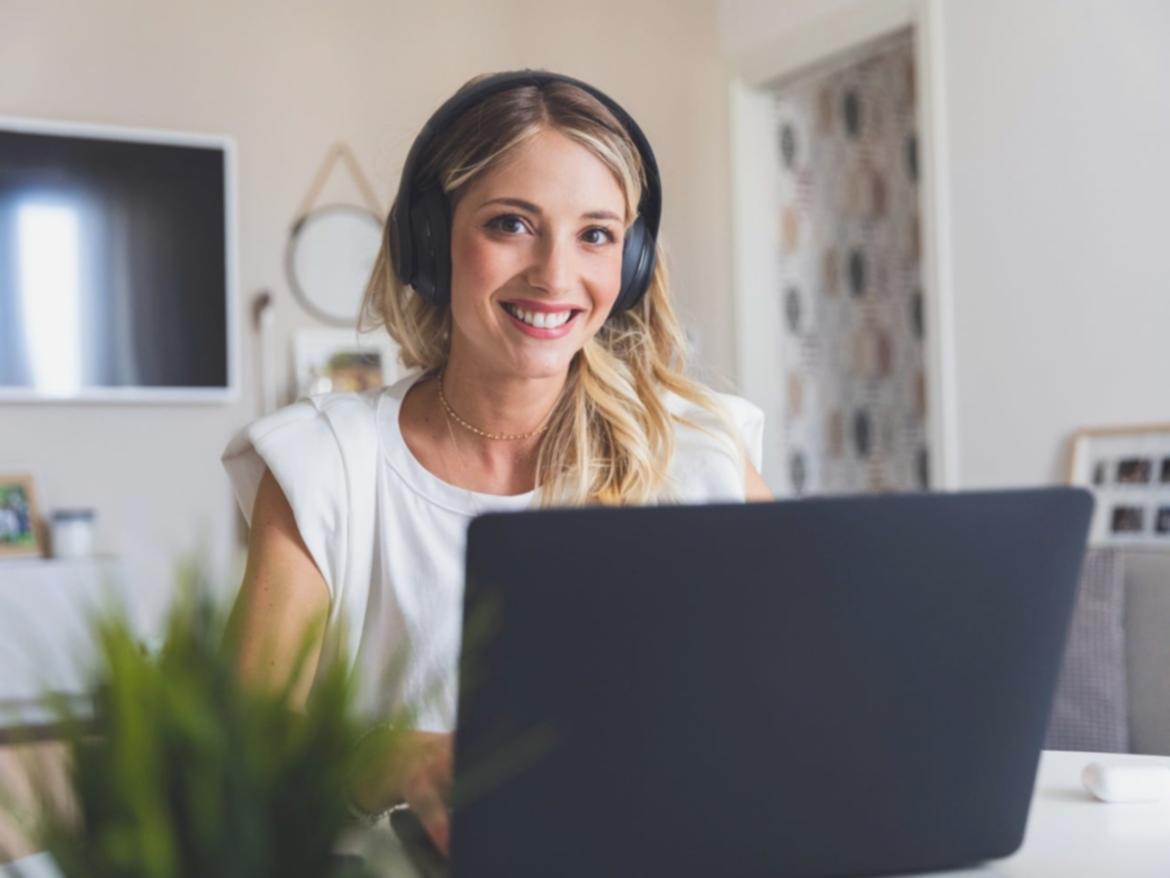 Estudiante trabajando con ejercicios de categorización financiera