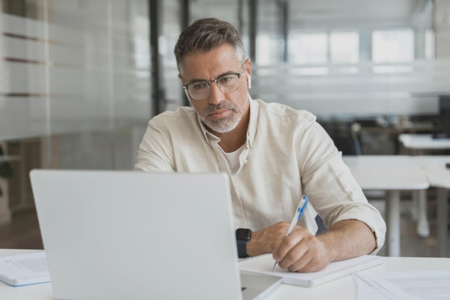 Estudiantes trabajando en categorización de gastos en entorno interactivo