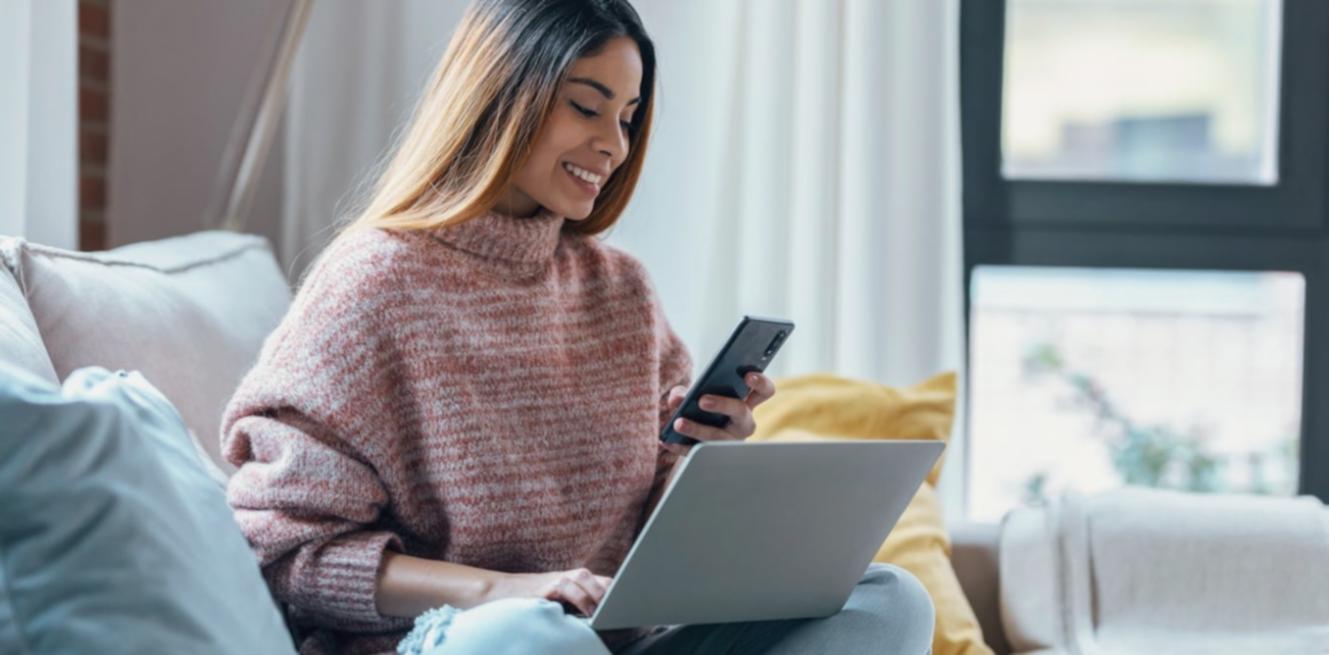 Equipo trabajando con plataforma de categorización de gastos