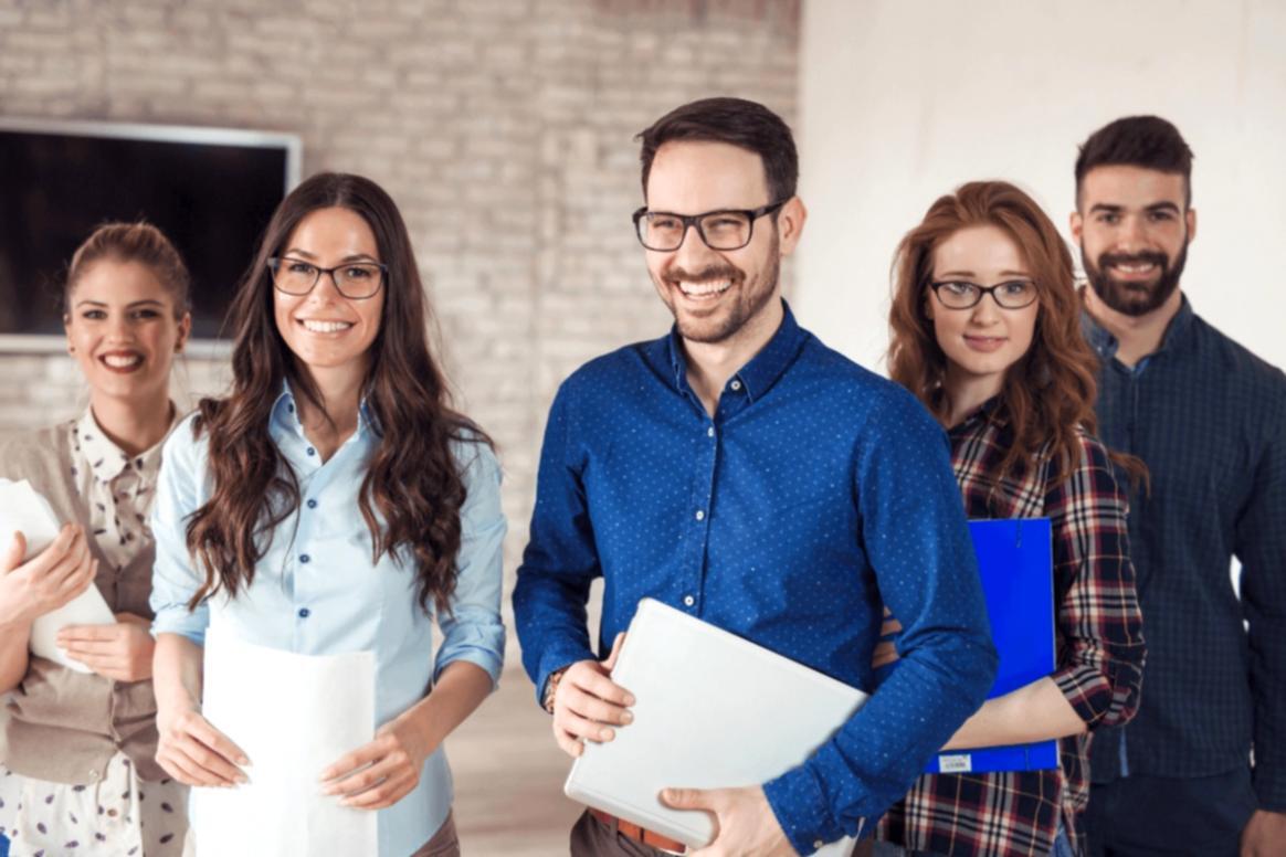 Interfaz de plataforma mostrando ejercicio de categorización de gastos