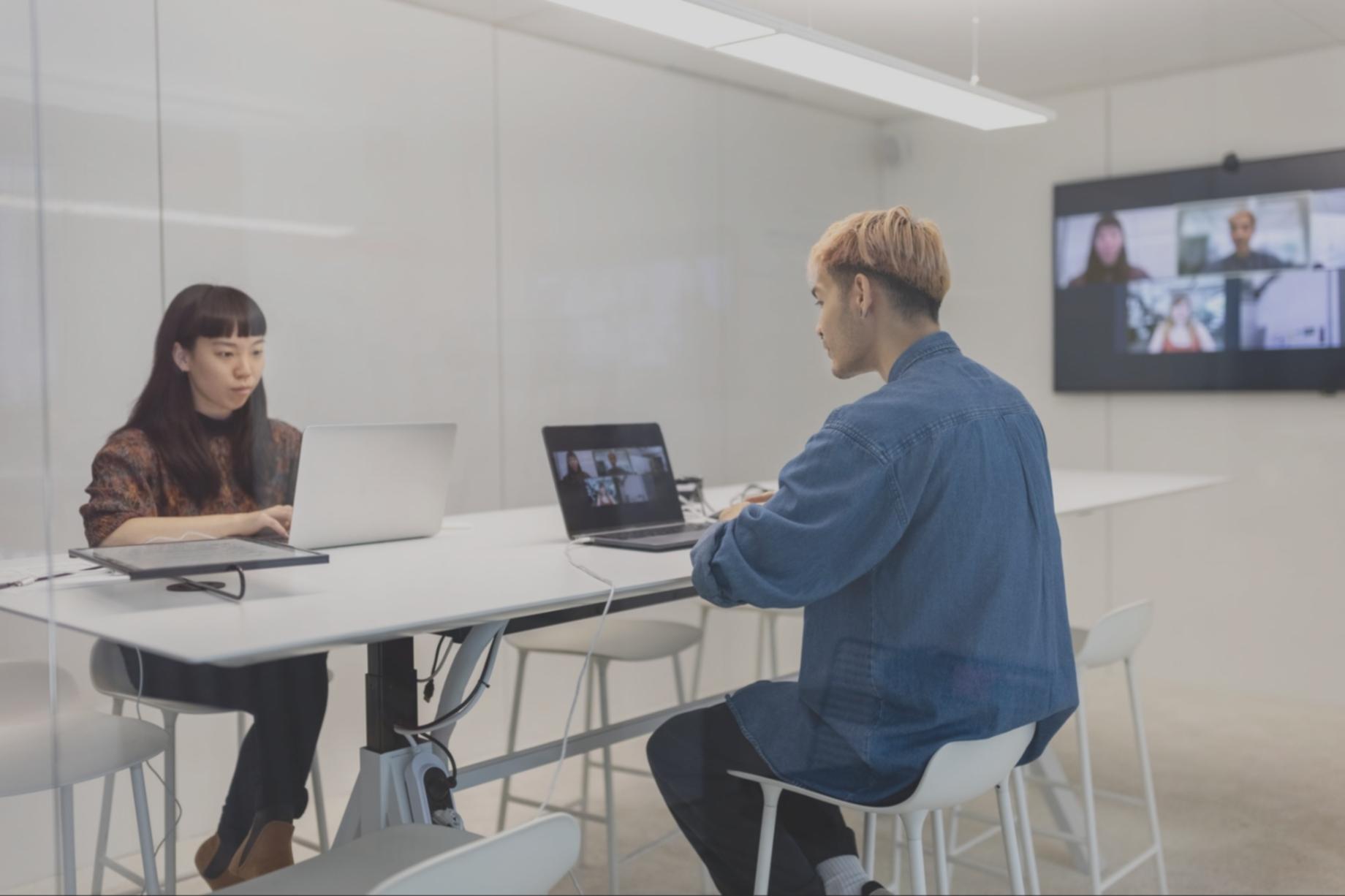 Estudiante practicando clasificación de gastos en plataforma interactiva